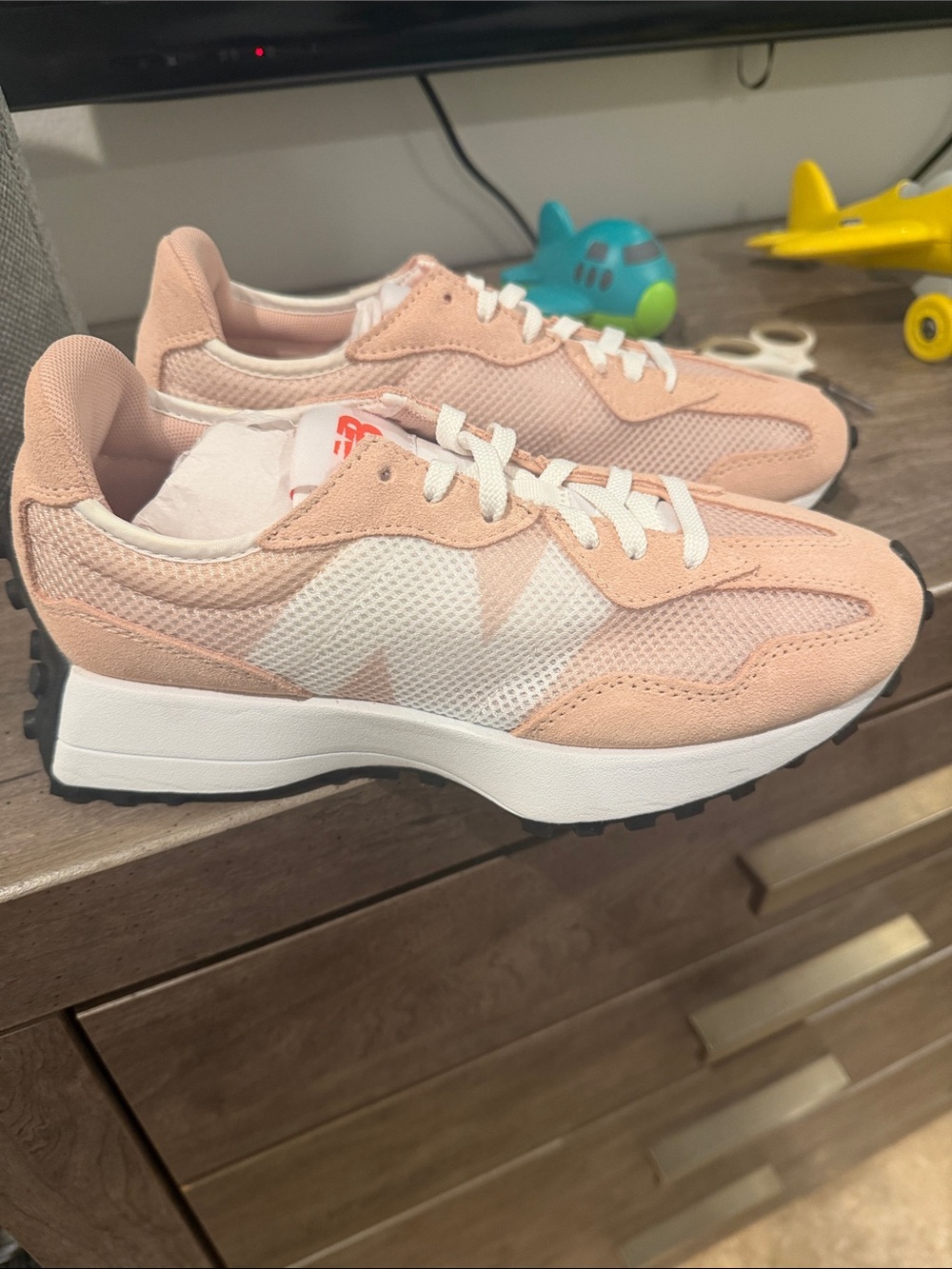 New Balance 327 Women's light pink & White Sneakers